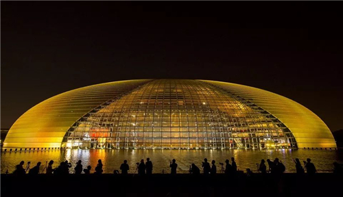 十一黃金周開啟重大節(jié)日等級照明的國家大劇院
