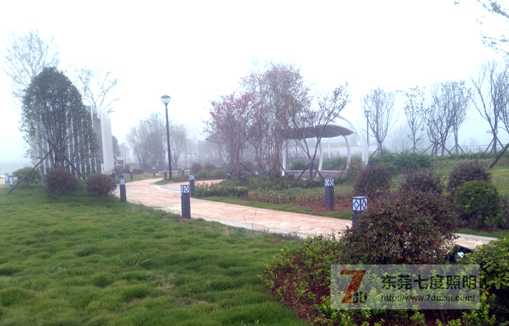 東莞七度照明草坪燈安裝白天效果實(shí)景圖片