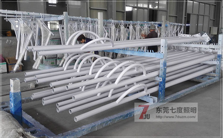 東莞七度照明戶外路燈桿噴塑車間