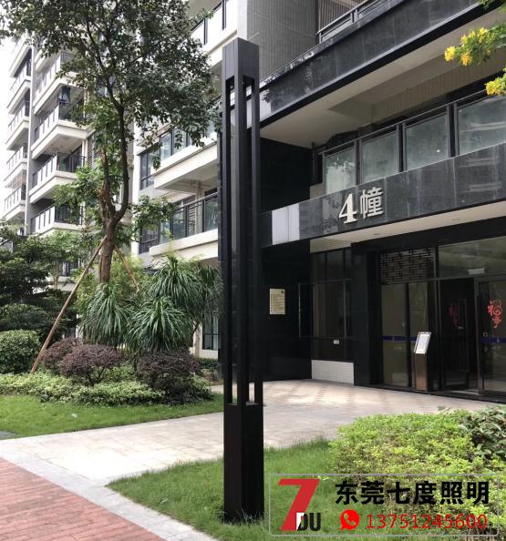 小區(qū)方柱LED庭院燈安裝實(shí)拍效果圖片