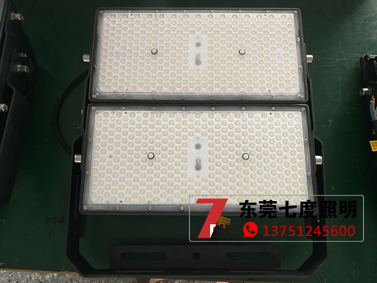 戶外大功率模組式LED投光燈(球場專用)生產(chǎn)實(shí)拍