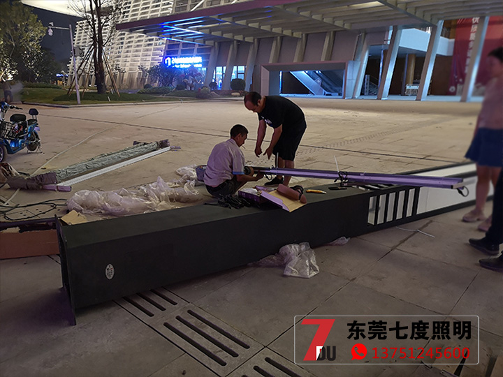 戶外廣場園林景觀燈柱安裝現(xiàn)場實拍