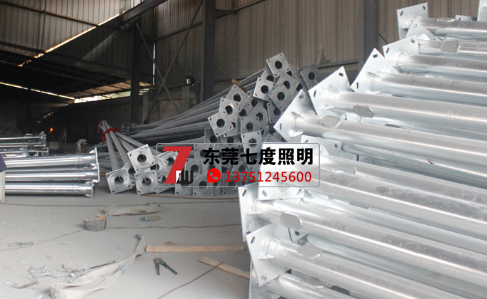 東莞七度照明道路燈桿生產(chǎn)廠家燈桿成品堆放區(qū)