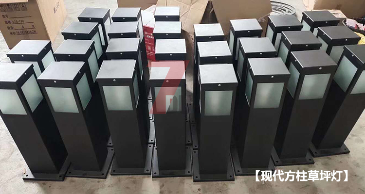園林現(xiàn)代方柱草坪燈LED光源生產(chǎn)現(xiàn)場