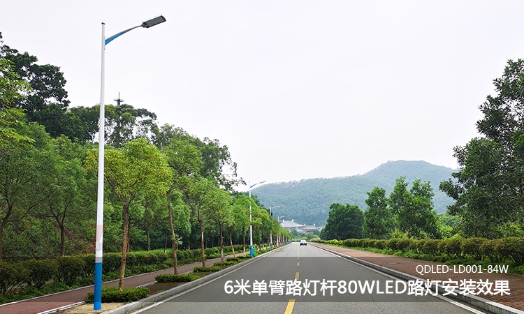 6米單臂路燈桿上裝80WLED平板路燈頭安裝實(shí)景效果