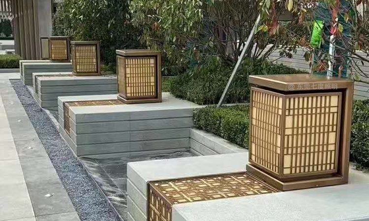 住宅小區(qū)入口兩側(cè)裝飾鍍銅玫瑰金柱頭燈安裝實(shí)景