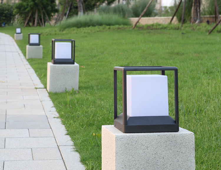 QDZTD-017現(xiàn)代簡約草地景觀矮柱燈小區(qū)矮柱安裝實(shí)景